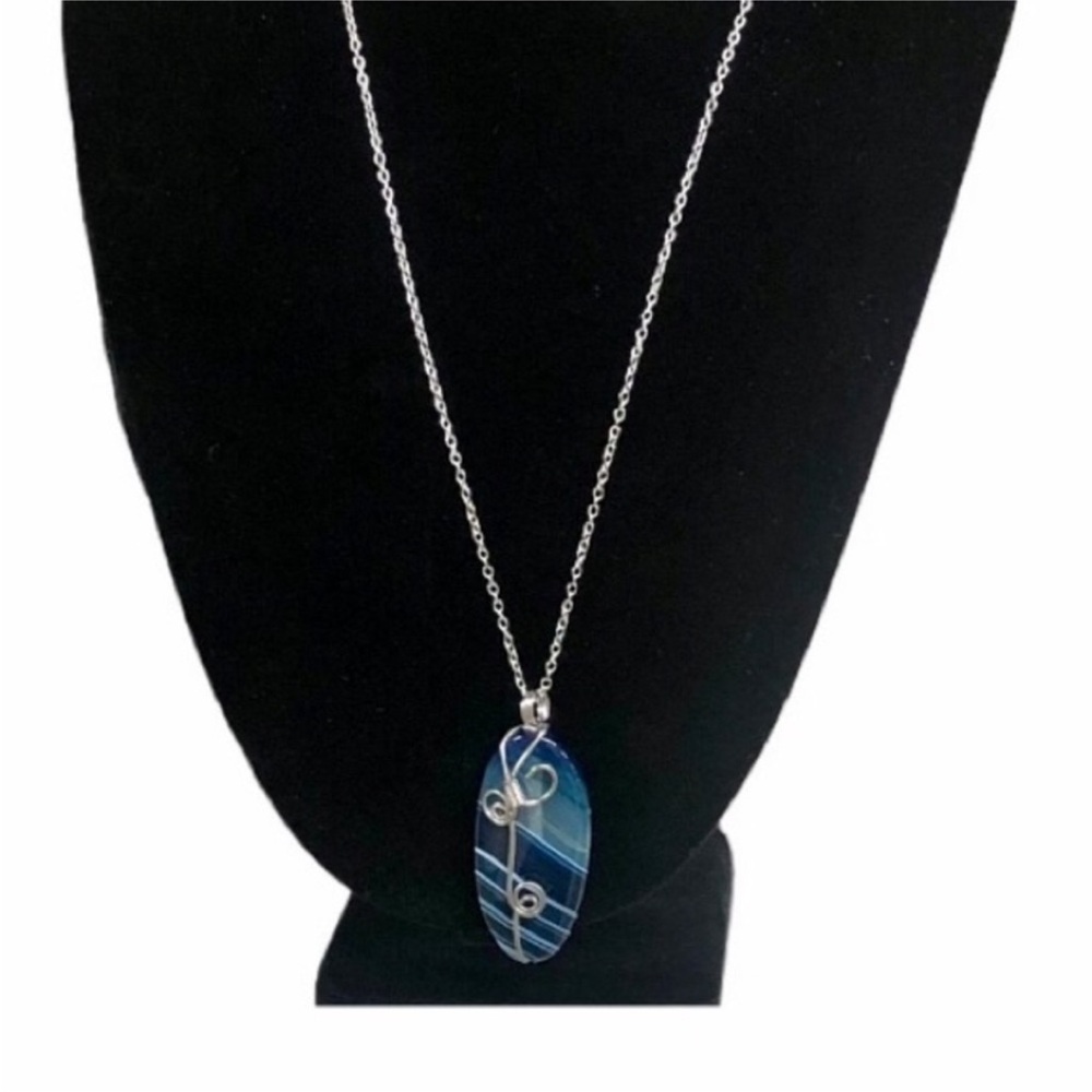 UNBRANDED WIRE WRAPPED Blue Striped NATURAL AGATE Pendant Necklace